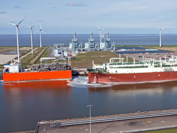 LNG-terminal van Eems Energy Terminal in Groningen met een schip in de haven.